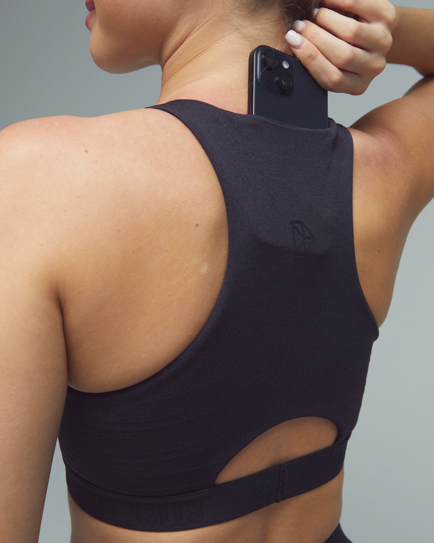 Model trägt den Pocket Bra der Kollektion XFUNCTION von DRILLS in schwarz