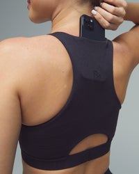 Model trägt den Pocket Bra der Kollektion XFUNCTION von DRILLS in schwarz