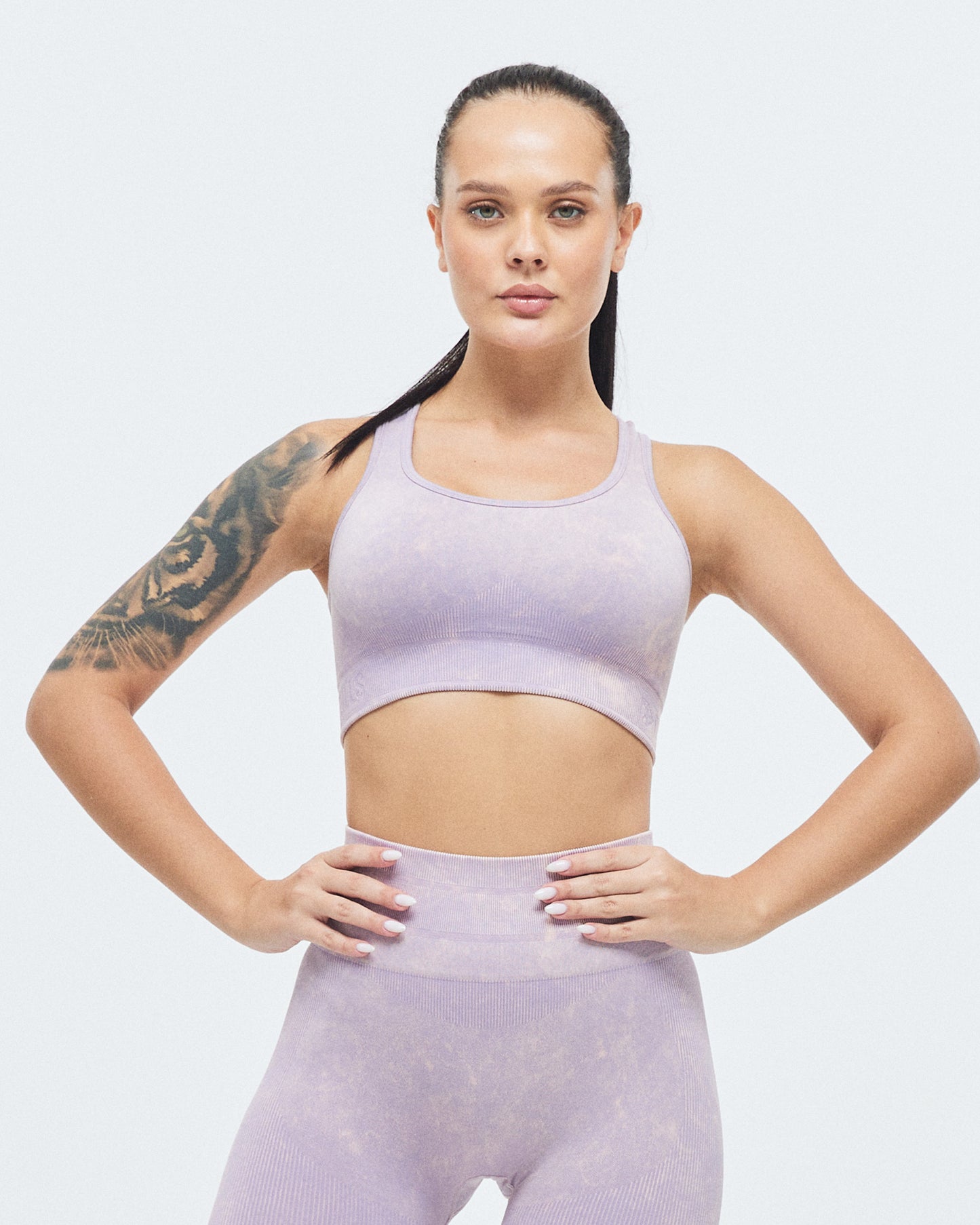 Model trägt den XFUNCTION Racer Sport BH von DRILLS in Lavender Washed