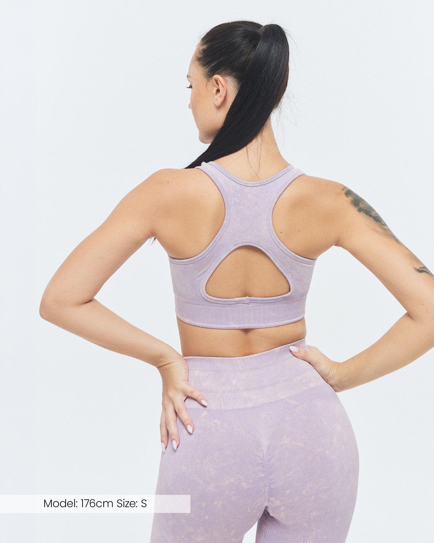 Model trägt den XFUNCTION Racer Sport BH von DRILLS in Lavender Washed