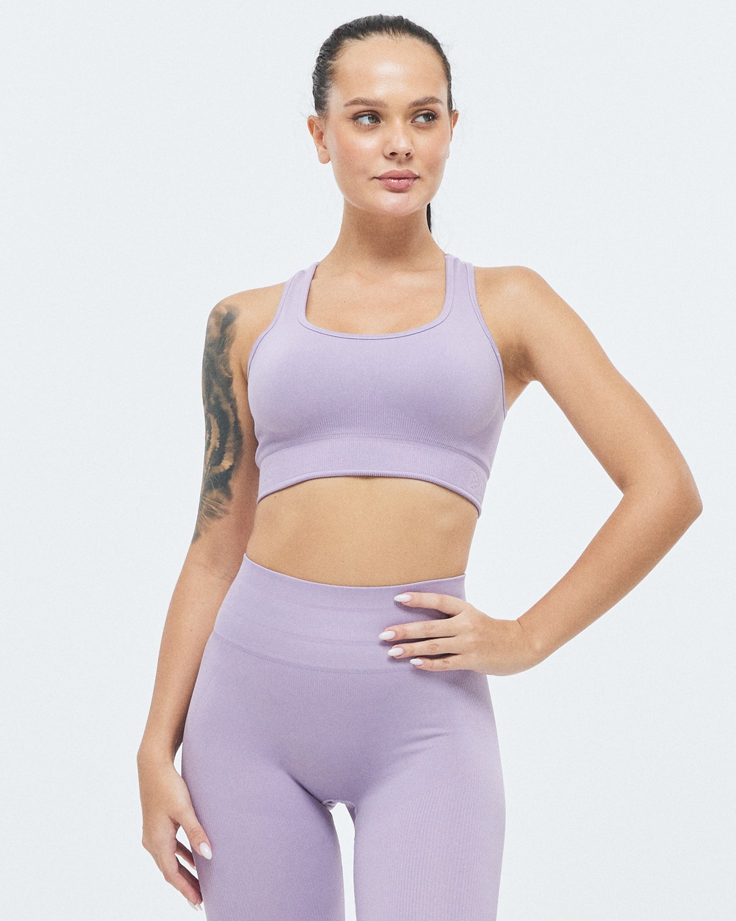 Model trägt den XFUNCTION Racer Sport BH von DRILLS in Lila