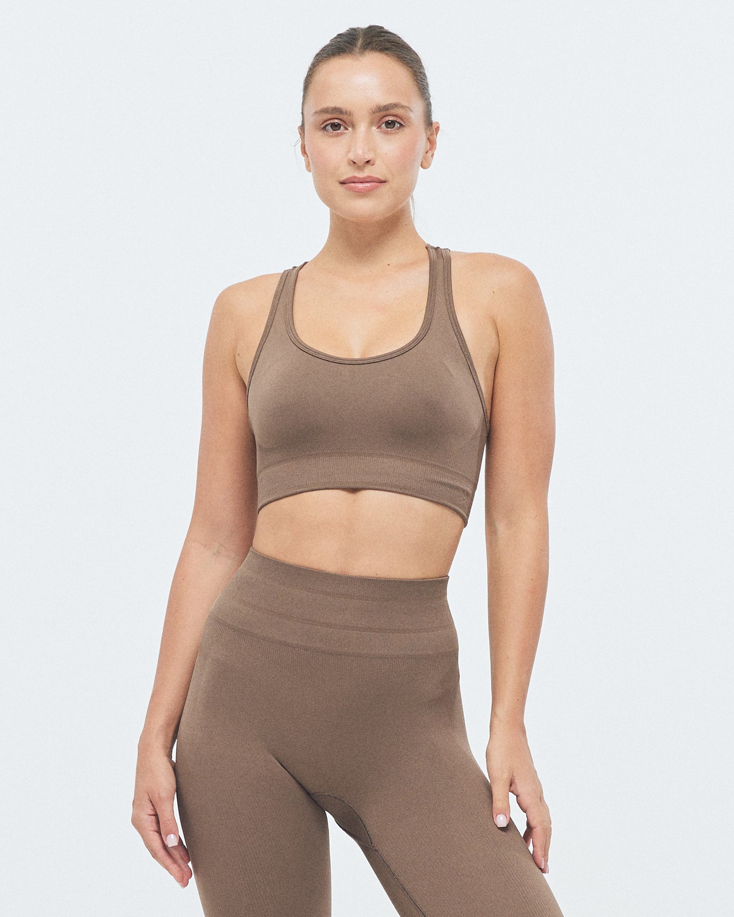 Model trägt den XFUNCTION Racer Sport BH von DRILLS in Taupe