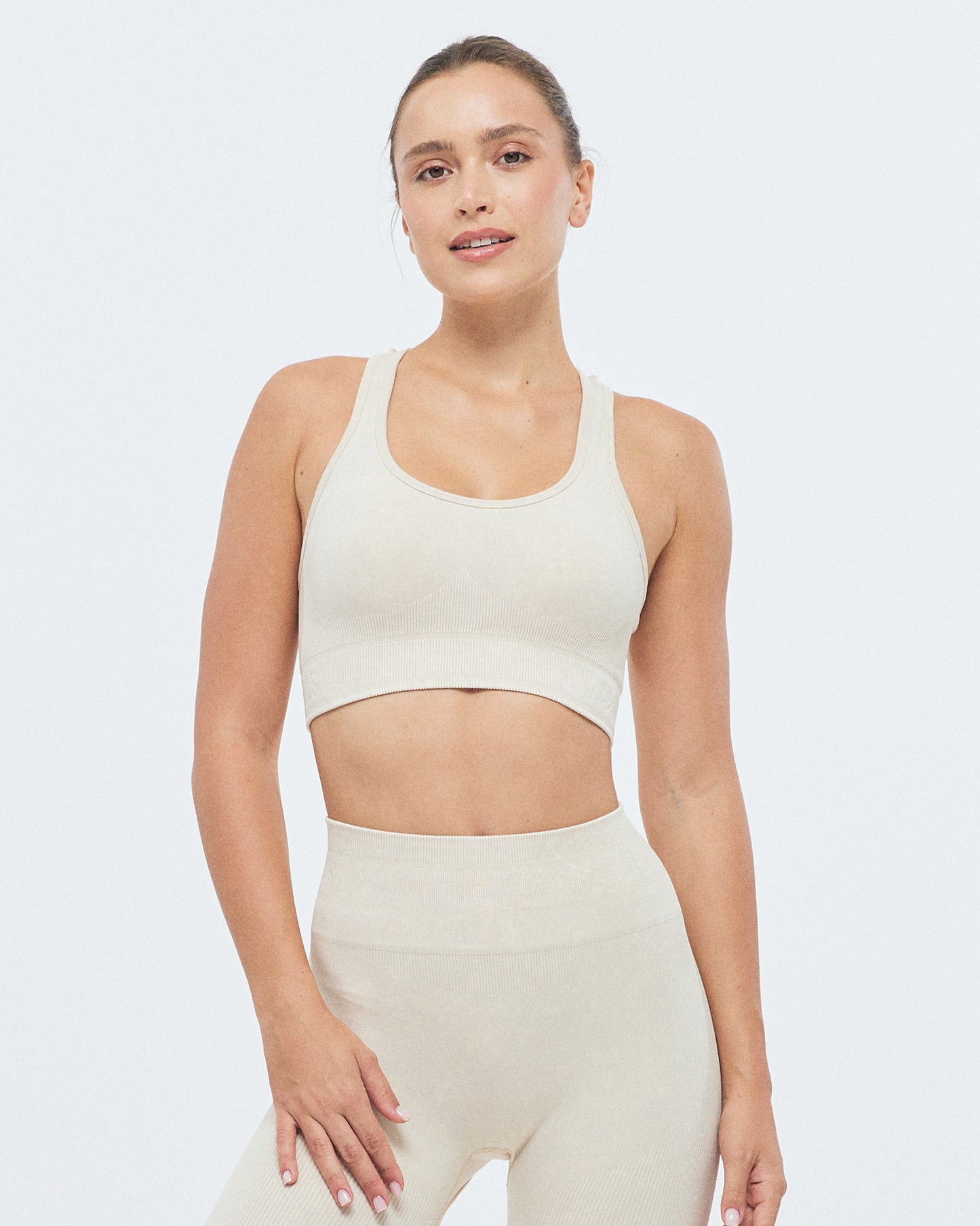 Model trägt den XFUNCTION Racer Sport BH von DRILLS in Ivory Washed