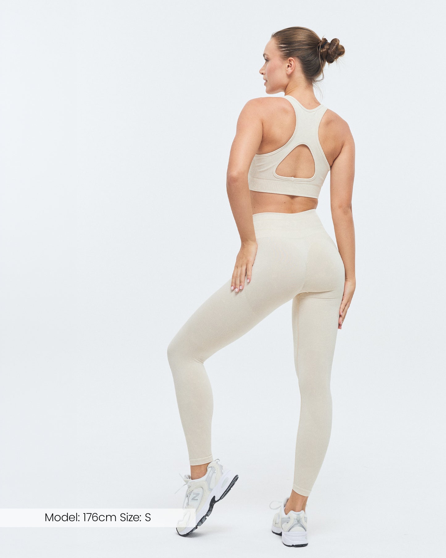 Model trägt den XFUNCTION Racer Sport BH von DRILLS in Ivory Washed