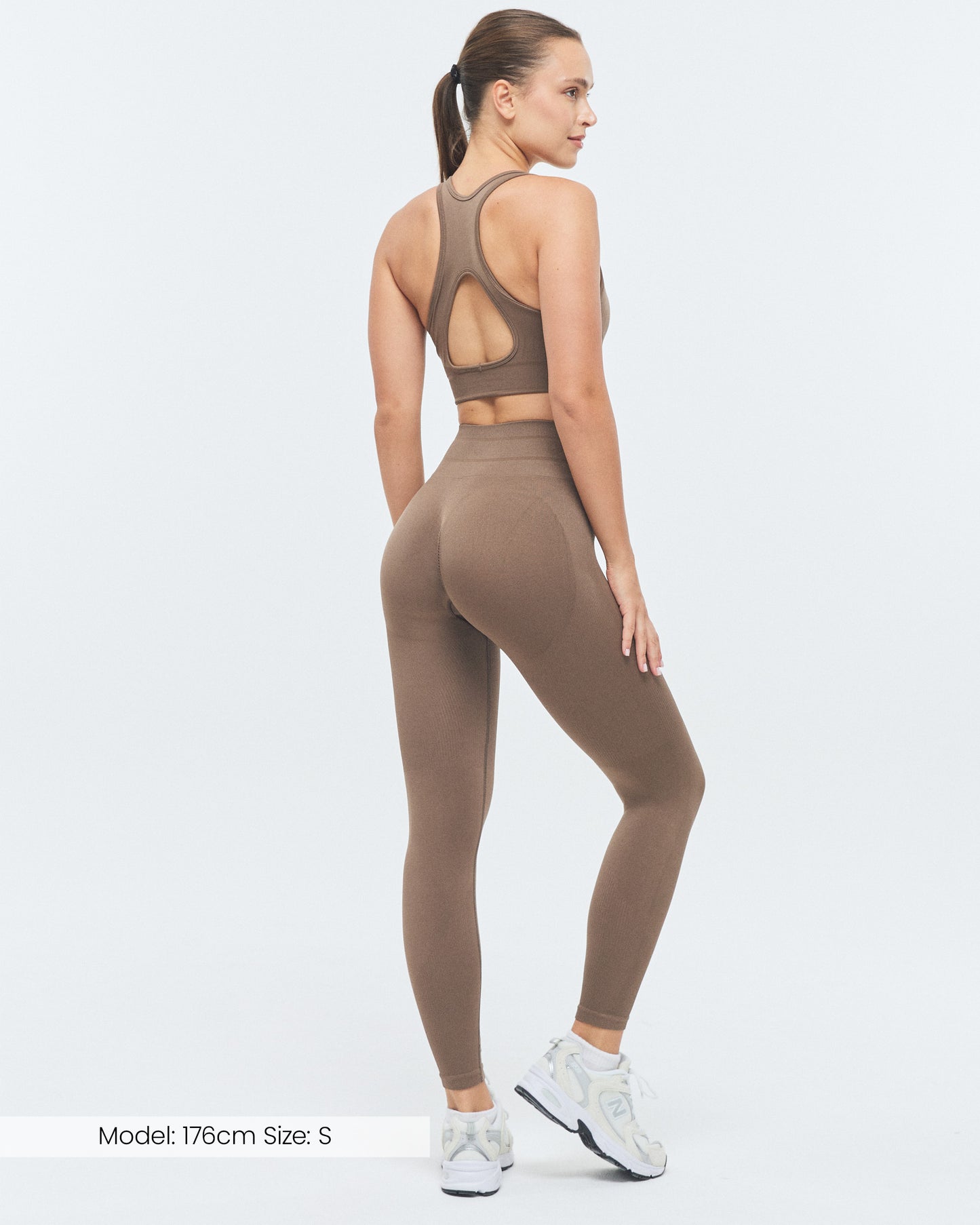Model trägt die Scrunch Leggings in Taupe der Kollektion XFUNCTION von DRILLS