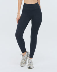Model trägt die Scrunch Leggings in black washed der Kollektion XFUNCTION