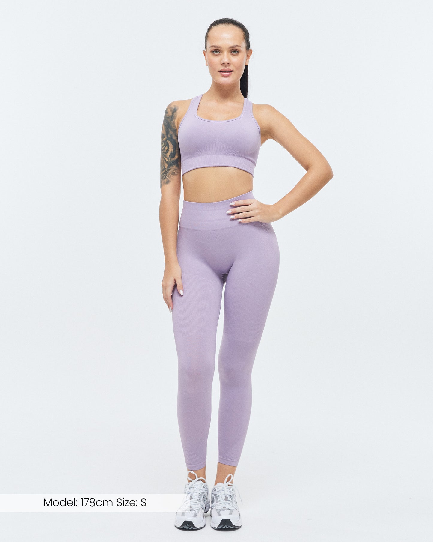 Model trägt die Scrunch Leggings on DRILLS der Kollektion XFUNCTION in der Farbe Lavender