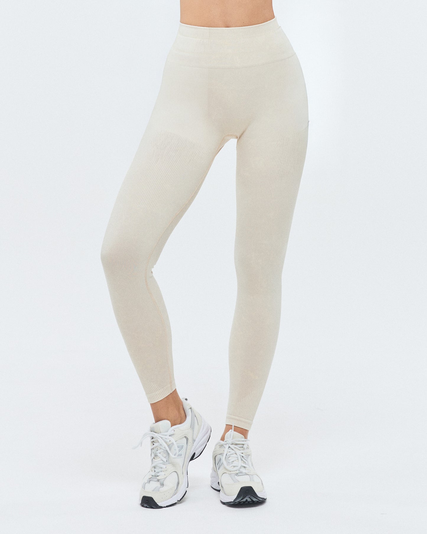 Model trägt die Ivory Washed Scrunch Leggings der Kollektion XFUNCTION von DRILLS