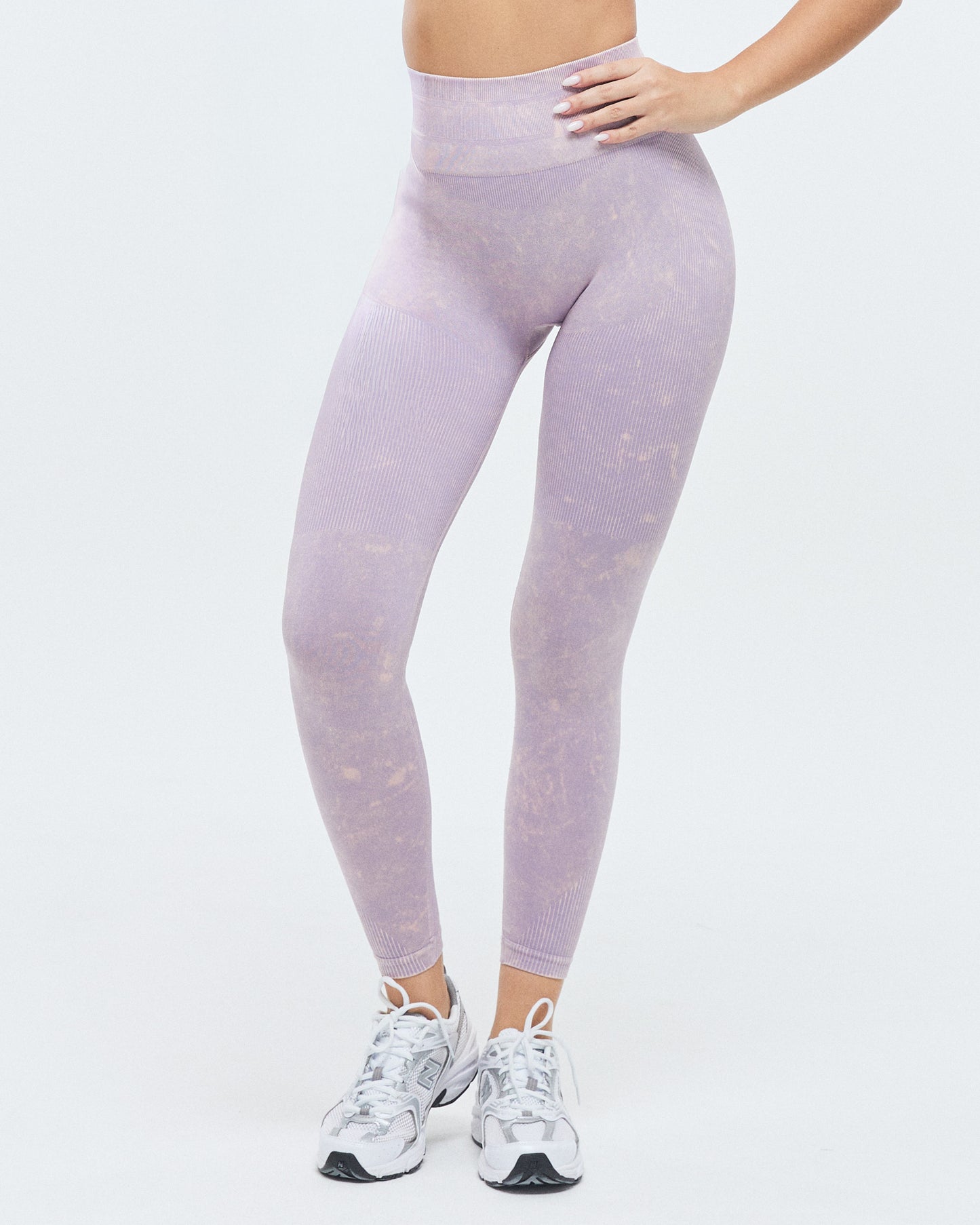 Model trägt die Scrunch Leggings der Kollektion XFUNCTION in Lavender Washed von DRILLS