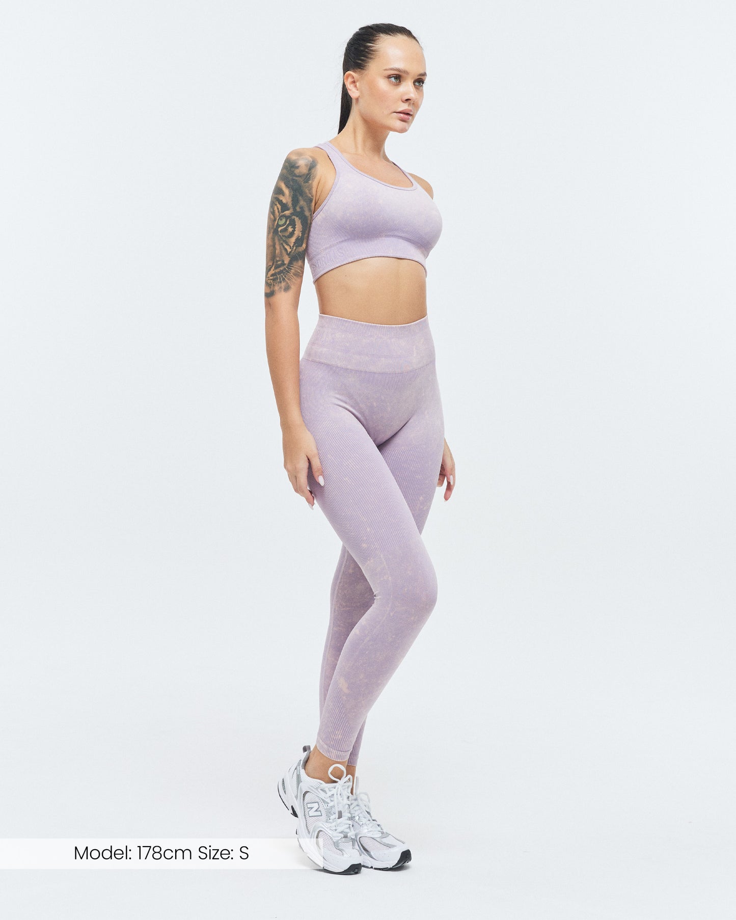 Model trägt die Scrunch Leggings der Kollektion XFUNCTION in Lavender Washed von DRILLS