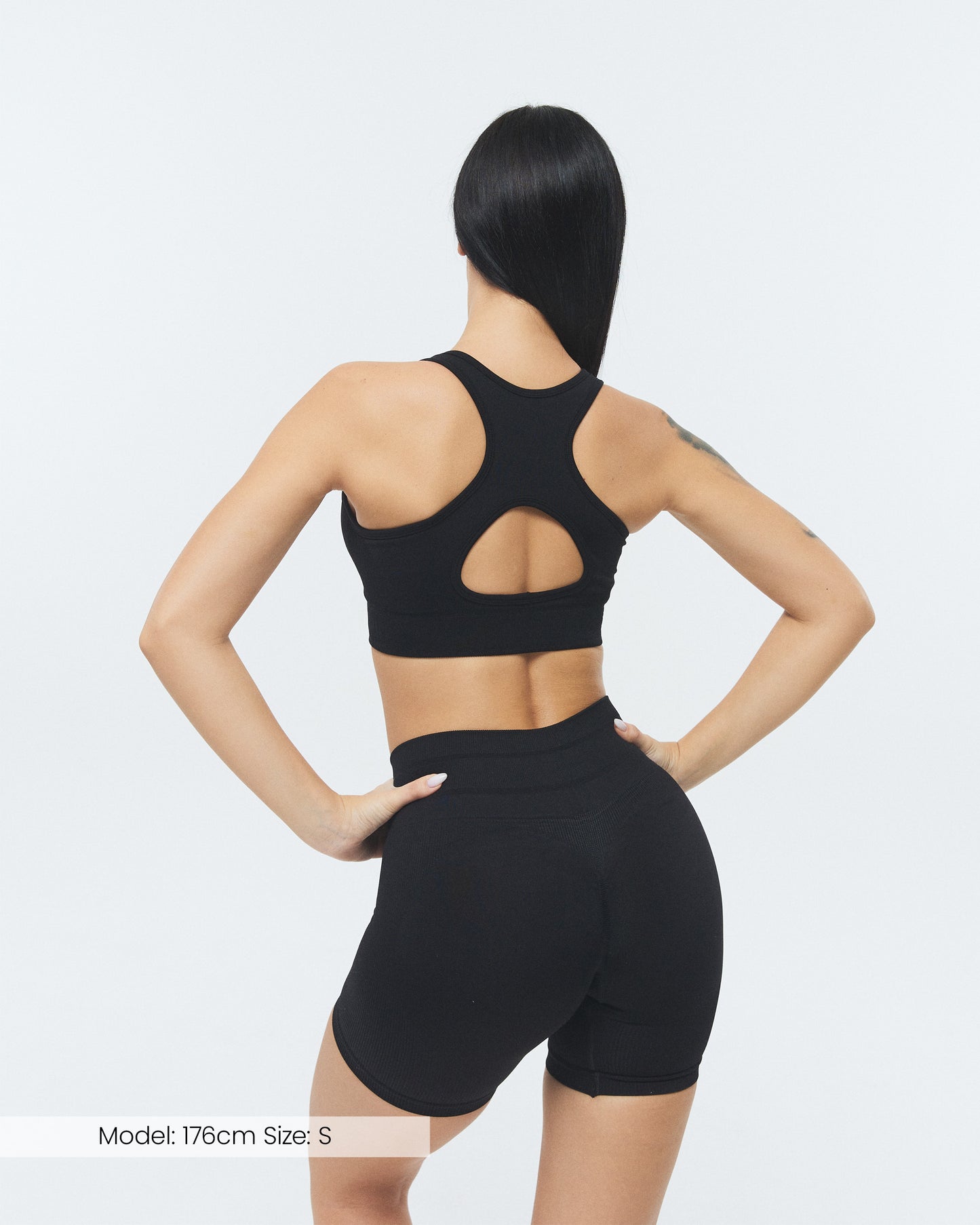 Model trägt die Scrunch Shorts von DRILLS der Kolektion XFUNCTION in schwarz